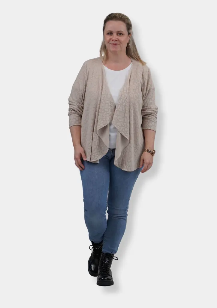Bea-Damen-grauer-Hintergrund.webp
