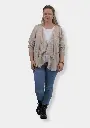 Bea-Damen-grauer-Hintergrund.webp