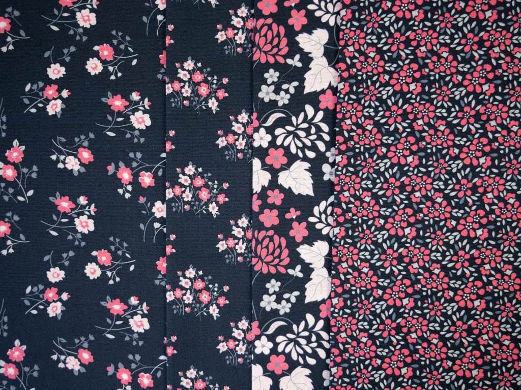 Floralromance_Baumwollwebware_Blumen_Blumenbouquet_pink_weiss_dunkelblau_595597_599597_594597_603597_q1.webp