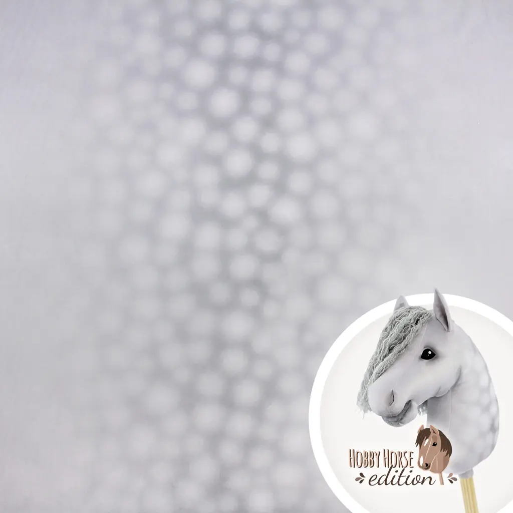 hobby_horse_stoff_apfelschimmel_62344_supersoft_shorty_1_mit_pferd.webp