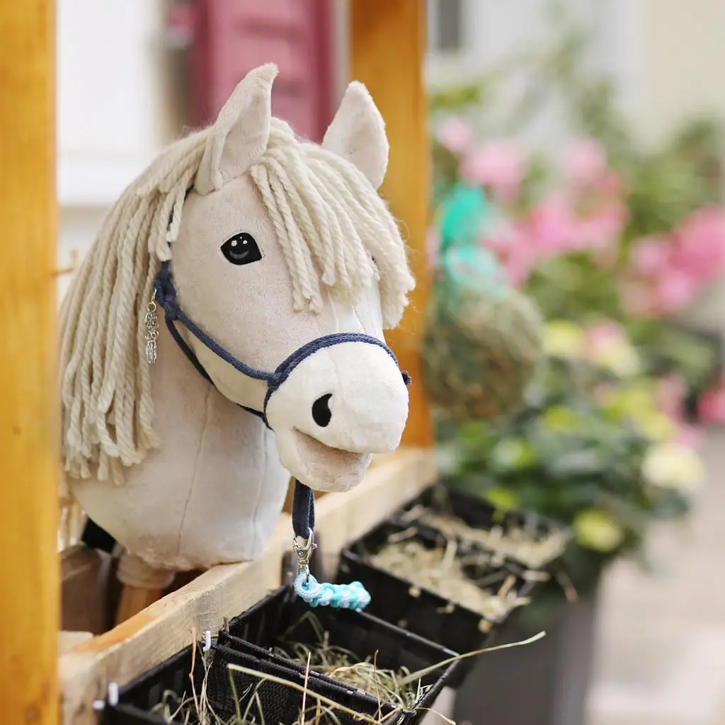 wolle_fuer_hobby_horse_maehne_katia_big_merino_10_light_beige_beispiel_4.webp
