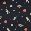 Baumwollstoff „Space Adventure“ – Dunkelblau mit Raketen & Planeten